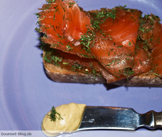 brot-mit-graved-lachs-und-dillsenf