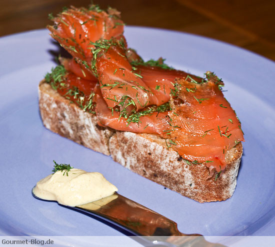 Graved Lachs: Brote mit leckerem Graved Lachs und Dillsenf