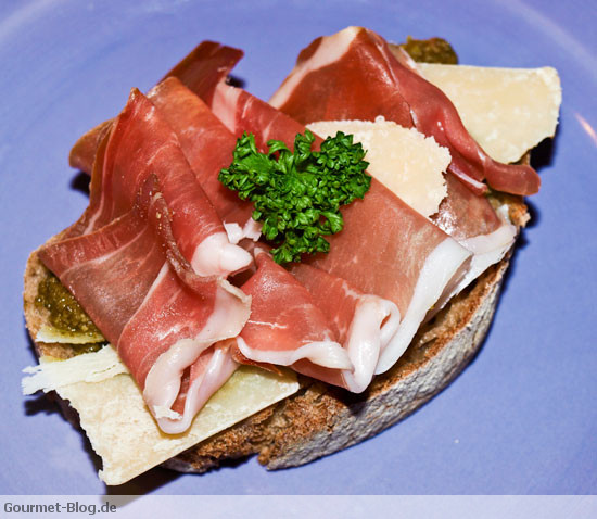 rucolapesto-brot-mit-parmaschinken-und-parmesan