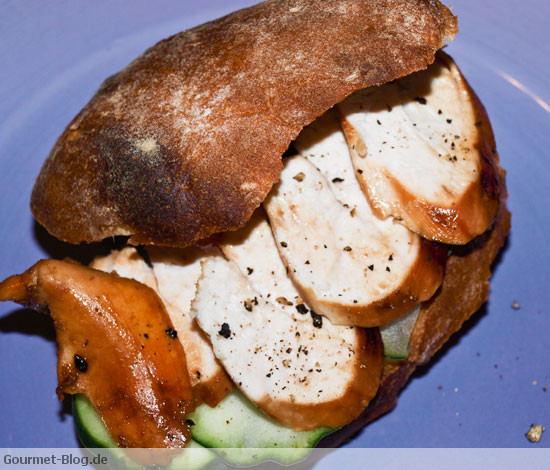 Hähnchenbrust: Sandwich mit Hähnchenbrust und Gurkenscheiben