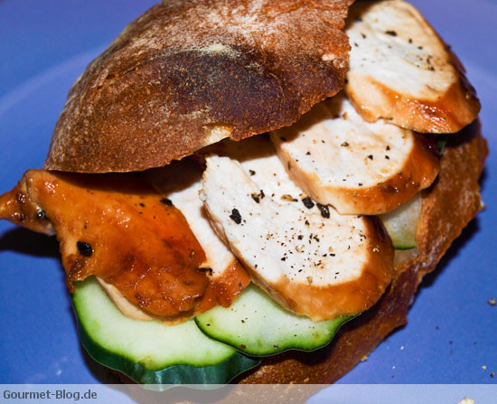Hähnchenbrust: Sandwich mit Hähnchenbrust und Gurkenscheiben
