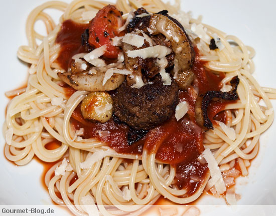 spaghetti-mit-suesser-tomatensauce-und-meetballs
