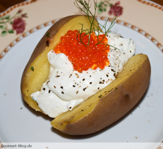 backkartoffel-mit-quark-und-forellenkaviar