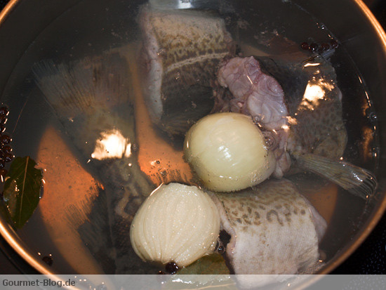 dorsch-kochen-mit-lorbeerblatt-zwiebeln