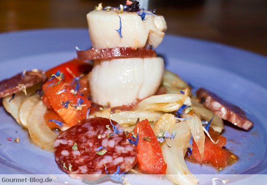 Lauwarmer Fenchelsalat mit Jakobsmuscheln und Wildschweinsalami