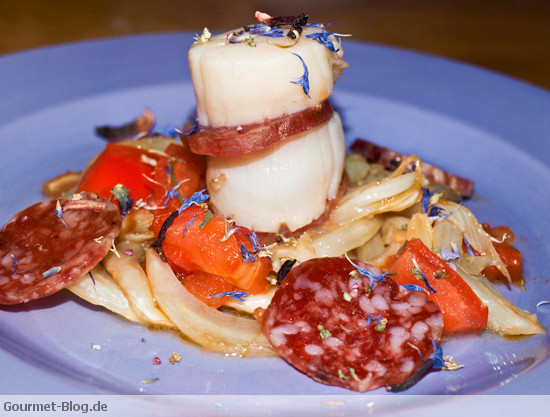 Lauwarmer Fenchelsalat mit Jakobsmuscheln und Wildschweinsalami
