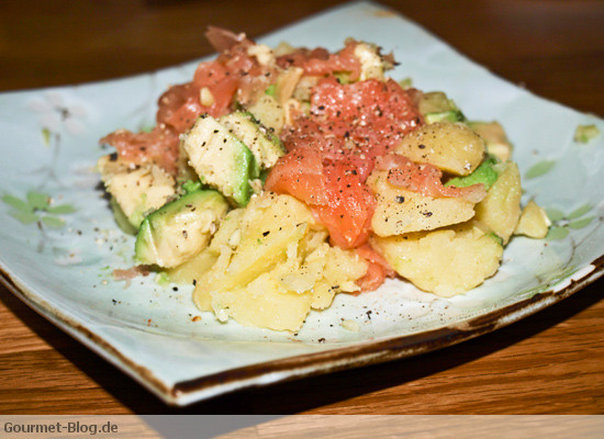 salat-mit-kartoffeln-lachs-avocado