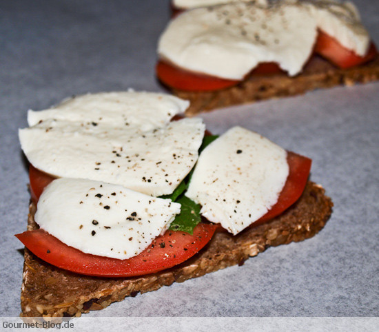 Mozzarella: Leckeres Brot mit Tomaten - Basilikum überbacken mit ...