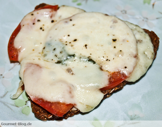 tomatenbrot-mit-basilikum-und-mozzarella-überbacken