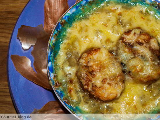 zwiebelsuppe-mit-baguette-und-emmentaler-kaese