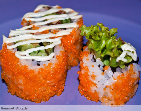 California Rolls mit Salat und Fliegenfischrogen