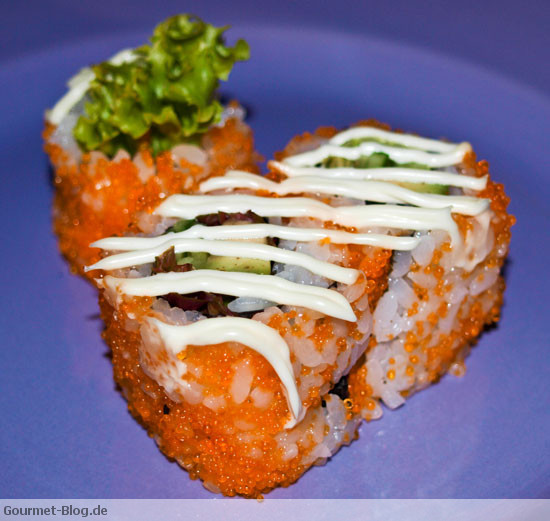 California Rolls mit Salat und Fliegenfischrogen