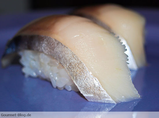 handgerolltes-sushi-mit-makrelenfilet
