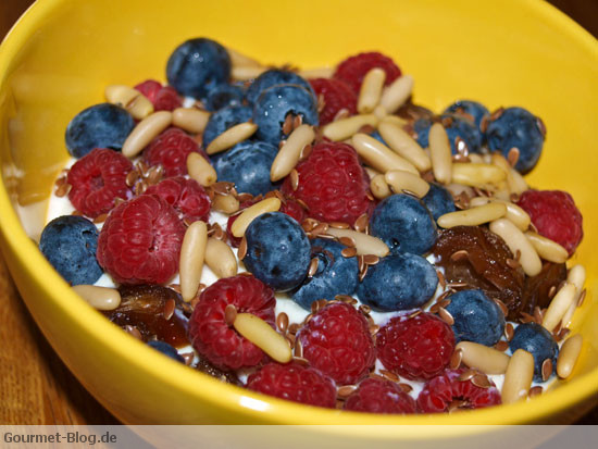 Sojajoghurt mit Heidelbeeren und Himbeeren