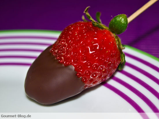 erdbeere-mit-schokolade-nahaufnahme