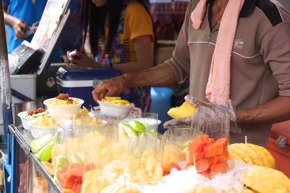 Reife und leckere Früchte und Ananas in Thailand