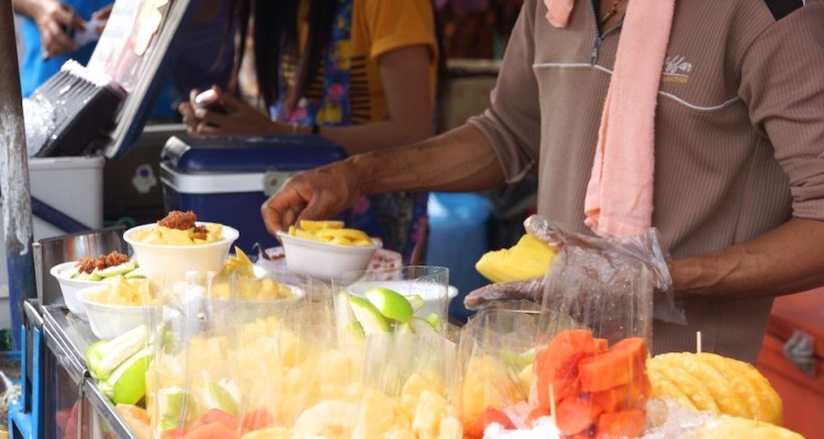 Reife und leckere Früchte und Ananas in Thailand