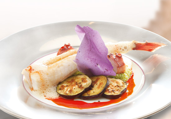 Seeteufel auf Bärlauch-Polenta mit Auberginen und violettem Esspapier