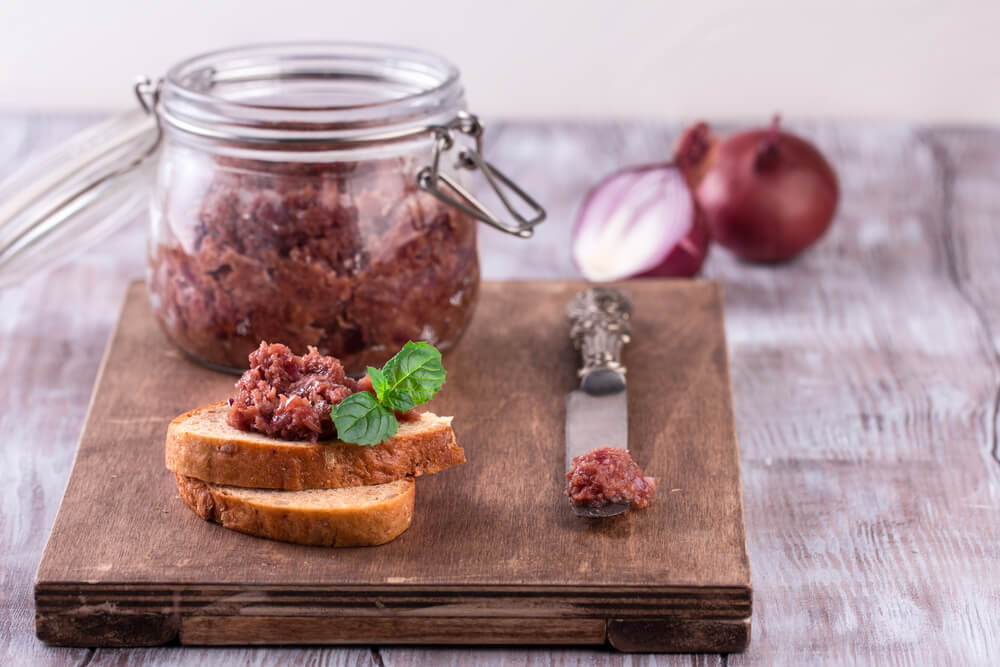 Zwiebelchutney aus roten Zwiebeln - Herzhaftes und feines Dip zu Käse ...