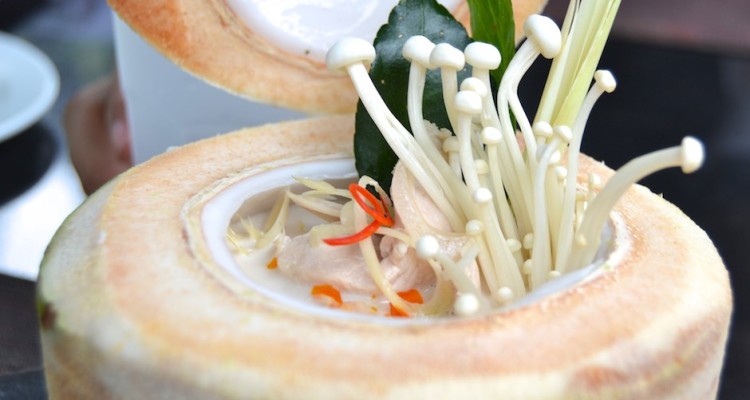 Frische Kokosnuss, geöffnet für eine feine Suppe