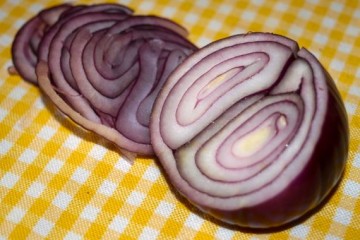 Rote Zwiebel schmeckt frisch