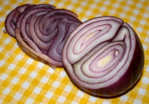 Rote Zwiebel schmeckt frisch