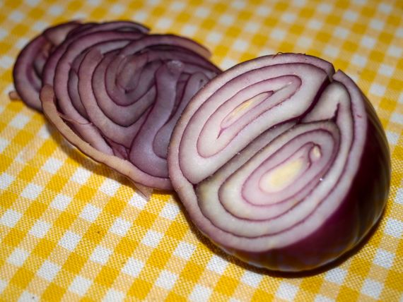 Rote Zwiebel schmeckt frisch