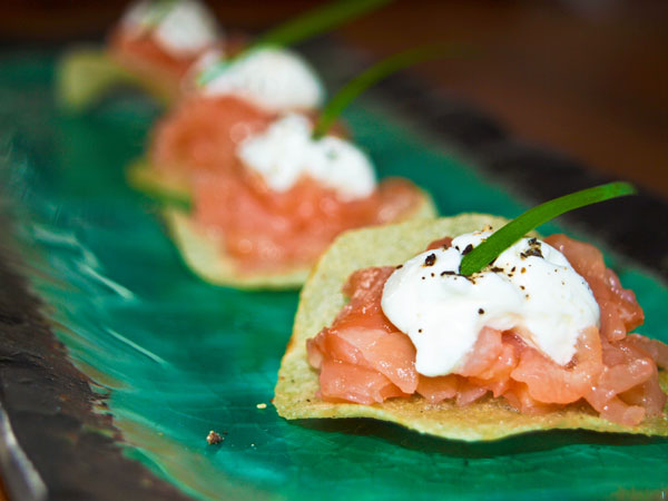 Kartoffel-Chips mit Lachs-Tatar
