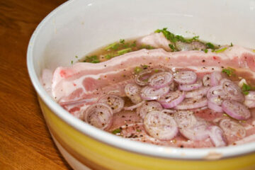 Steaks in Bier einlegen