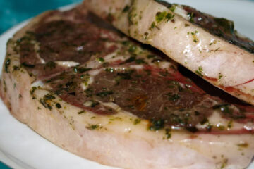 Lammkoteletts marinieren in Gartenkräutern