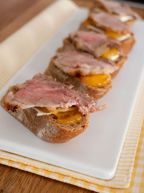 Tapas: Entenbrustscheiben auf Baguette mit Orangenmarmelade