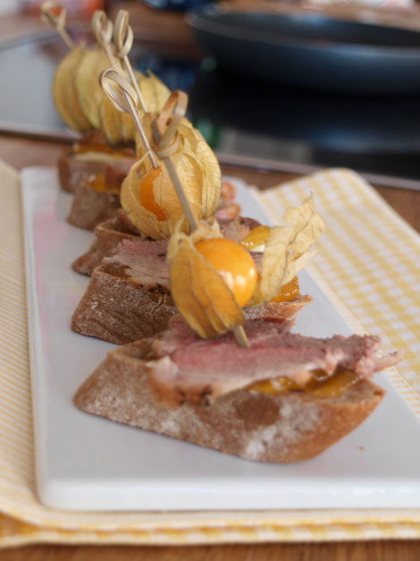 Tapas: Entenbrustscheiben auf Baguette mit Orangenmarmelade