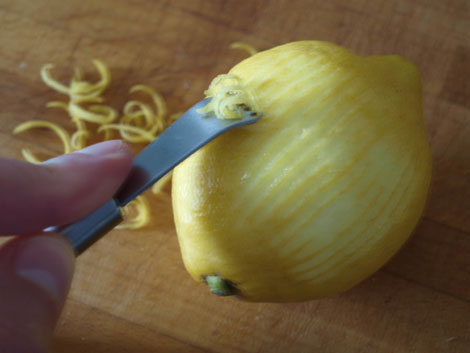 Zitronenzesten mit dem Zestenreißer herstellen