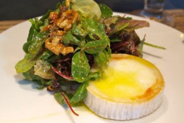 Mesclun-Salat mit Walnüssen und Ziegenkäse