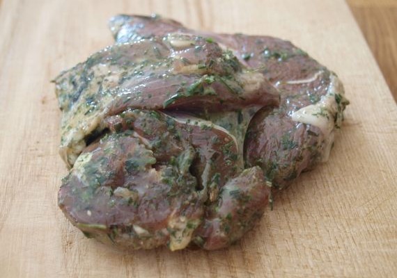 Lammsteaks aus der Keule geschnitten