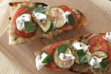 Baguette mit Auberginenkaviar, Ziegenkäse und Zucchini