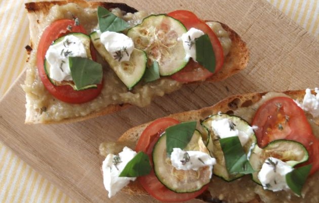 Baguette mit Auberginenkaviar, Ziegenkäse und Zucchini