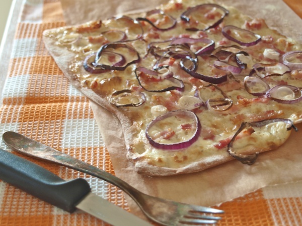 Rezept: Flammkuchen klassisch mit Speck und Zwiebeln