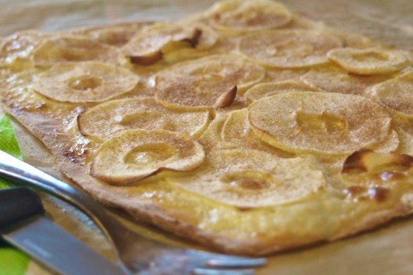Flammkuchen mit Apfelringen, Zimt und Zucker
