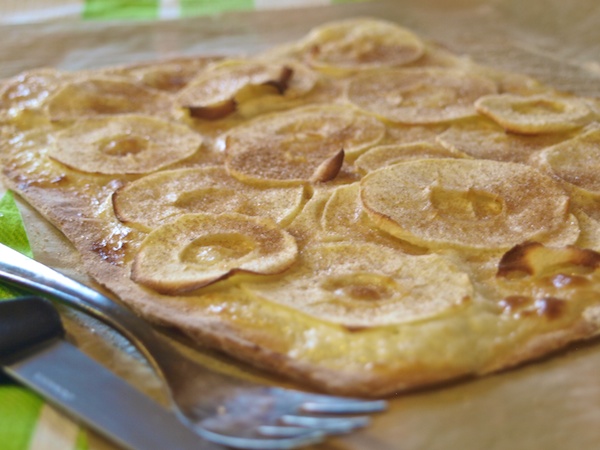 Flammkuchen mit Apfelringen, Zimt und Zucker