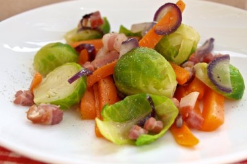 Möhren, Rosenkohl, Zwiebeln und Speck