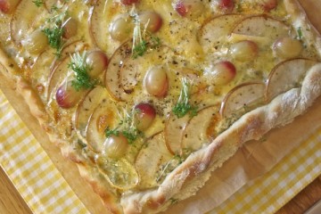 Pizza mit Trauben und Fourme d'Ambert, Nashibirne und Kresse!