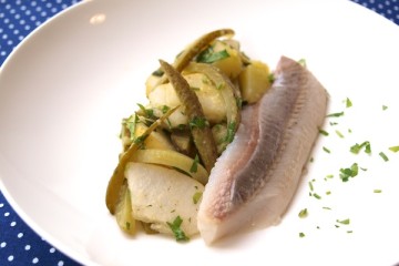 Matjesfilet mit Apfel-Kartoffelsalat und Gewürzgurke