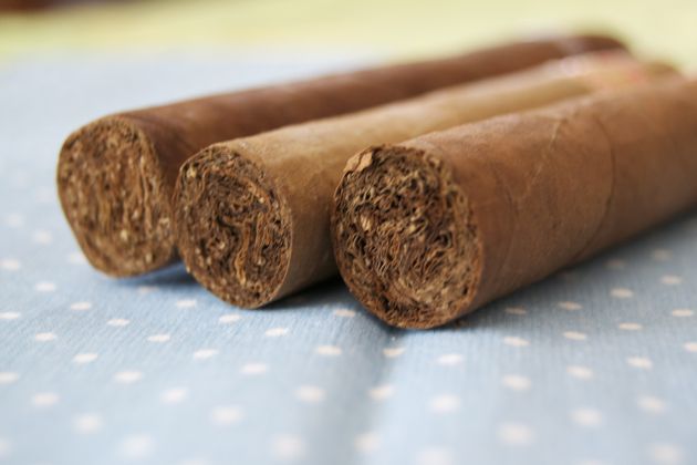 Feine Zigarren machend das Leben leichter