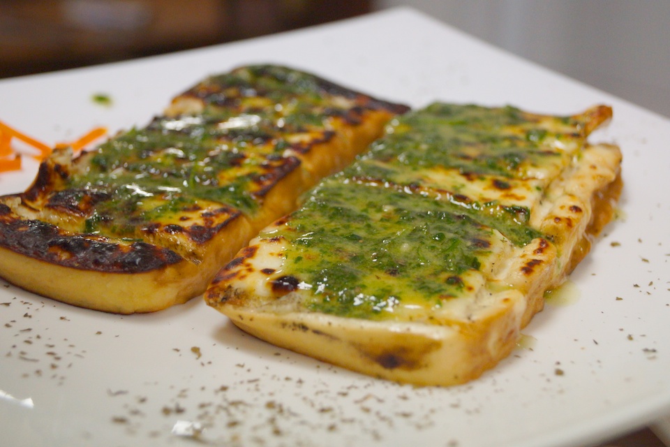 Gegrillter Ziegenkäse mit Mojo verde - typisch Kanaren! - Gourmet-Blog.de