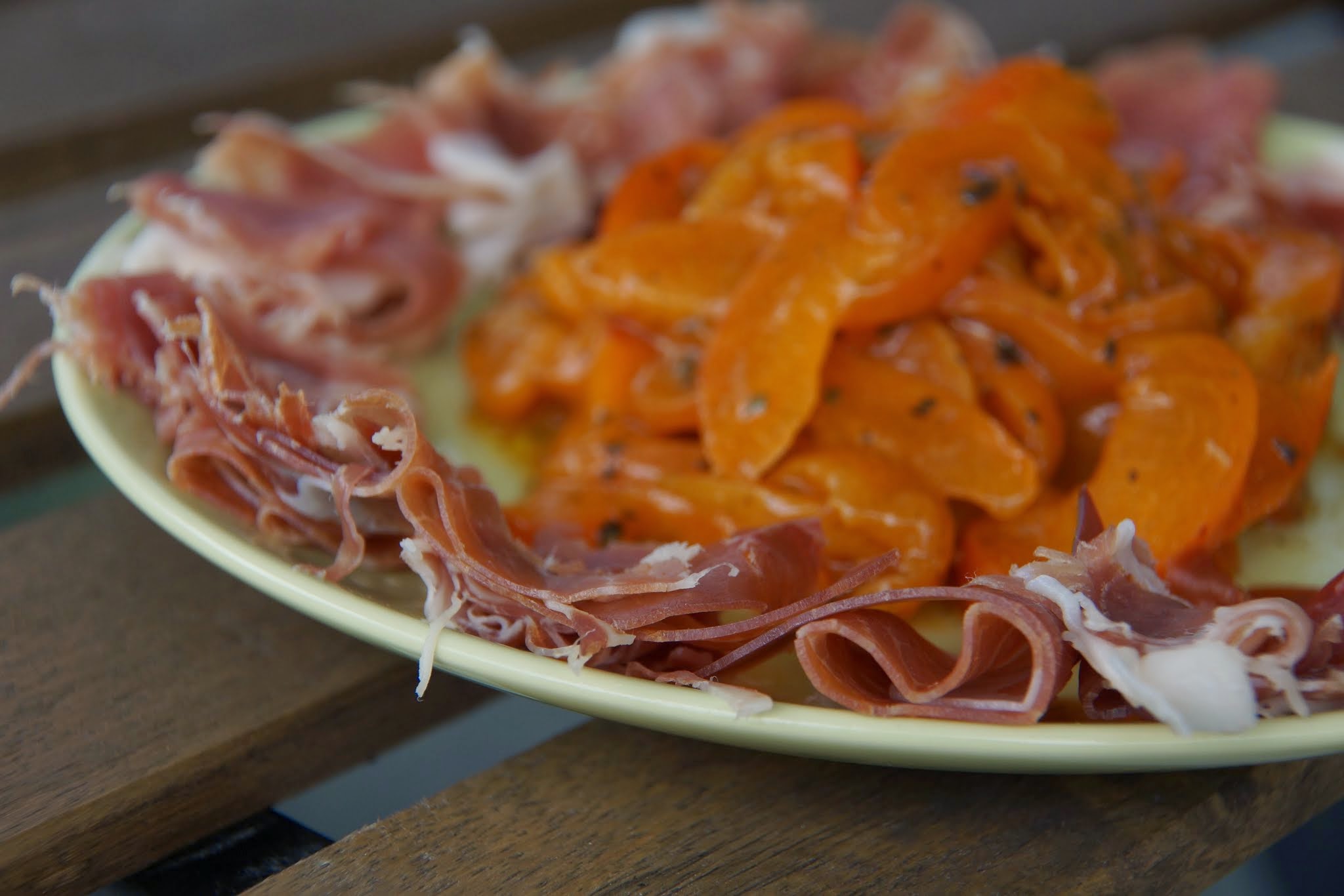 In spanischem Olivenöl marinierte Aprikosen mit Pata Negra 