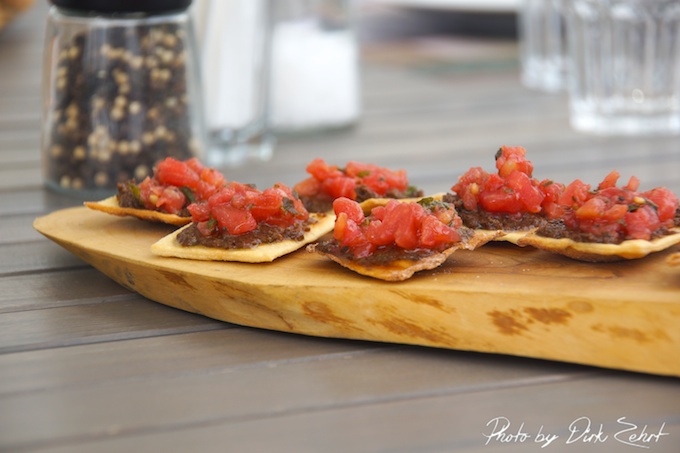chips mit marinierten Tomaten und Oliventapenade