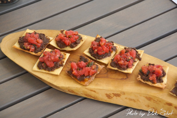 Chips mit marinierten Tomaten und Oliventapenade
