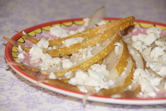 Birnen-Carpaccio mit Feta, Thymian und Honig