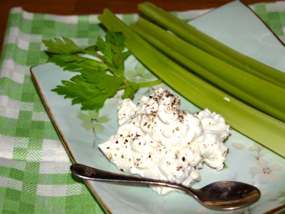 Tapas: Stangensellerie mit Ziegenkäse-Zitronen-Dipp